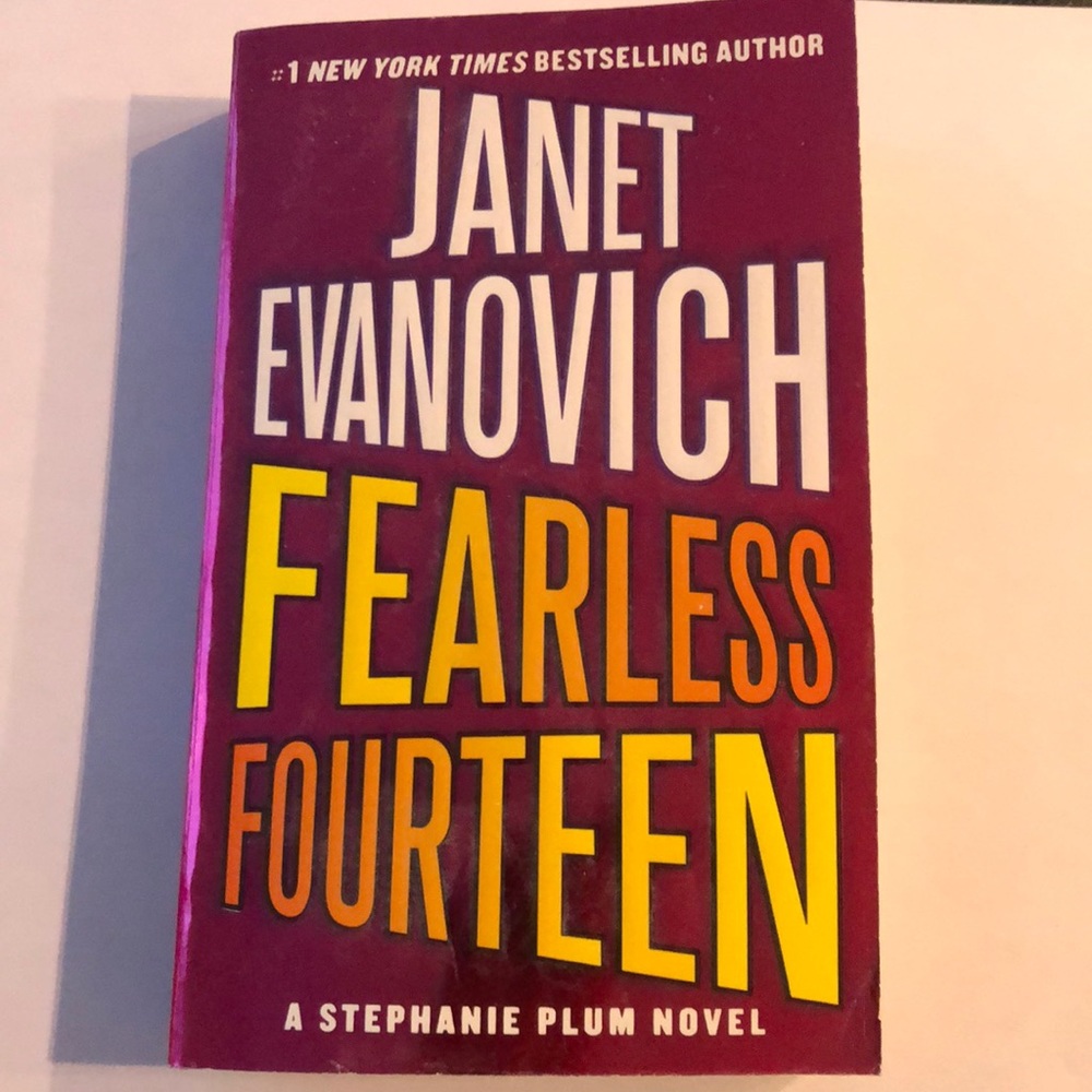 ⭐️5 for $15⭐️ Fearless Fourteen bu Janet Evanovich | Book